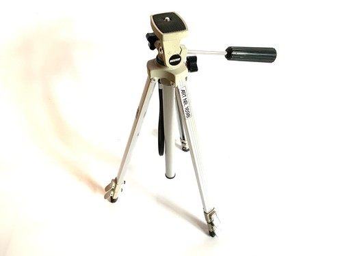Revue 1698 treppiede argento